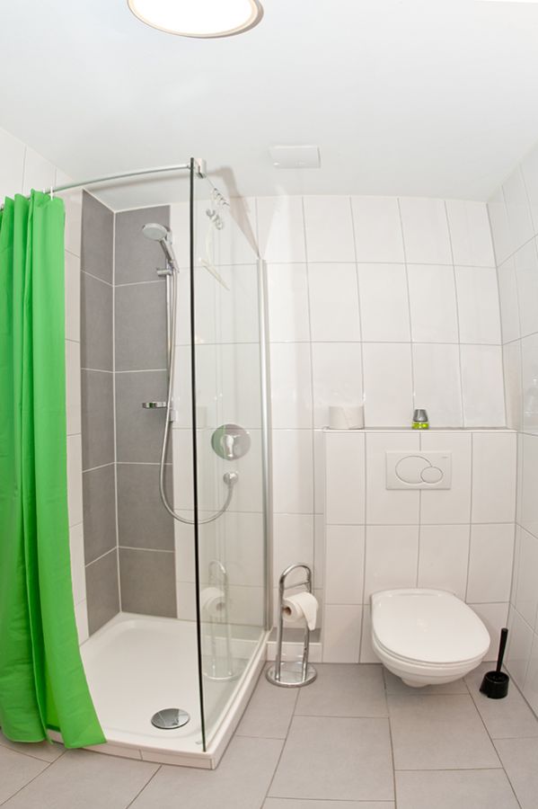 Badezimmer mit Dusche:Neu renoviertes Badezimmer mit Dusche